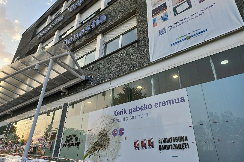 Osakidetzako garbitzaileekin elkartasun-keinuak agertu dira Donostiako Ospitalean