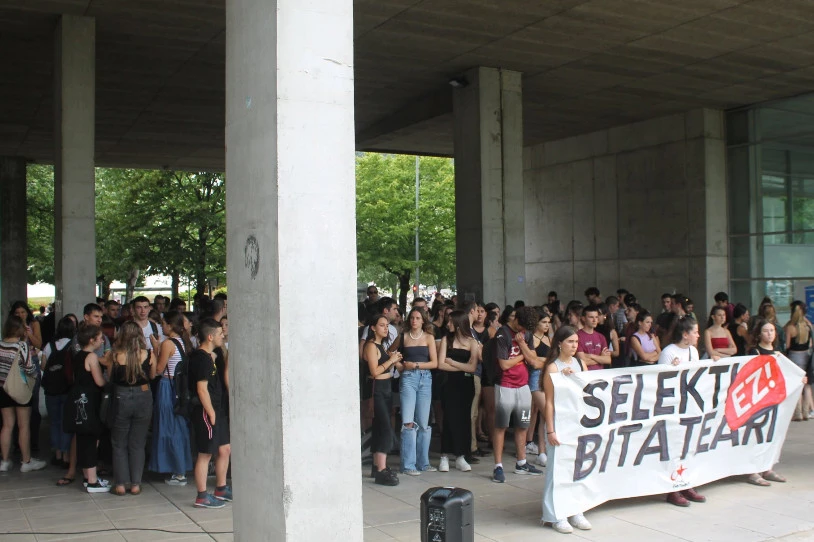 Selektibitatearen kontra protesta egin du IAk