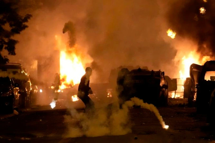 150 atxilotu Frantzian, polizia-indarrek gazte bat erail ondoren piztutako protestetan