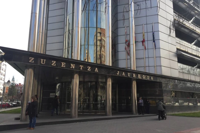 Hemezortzi hilabeteko zigorra eskatzen dute gazte batentzat, Gasteizen PPko kide bati erasotzea leporatuta