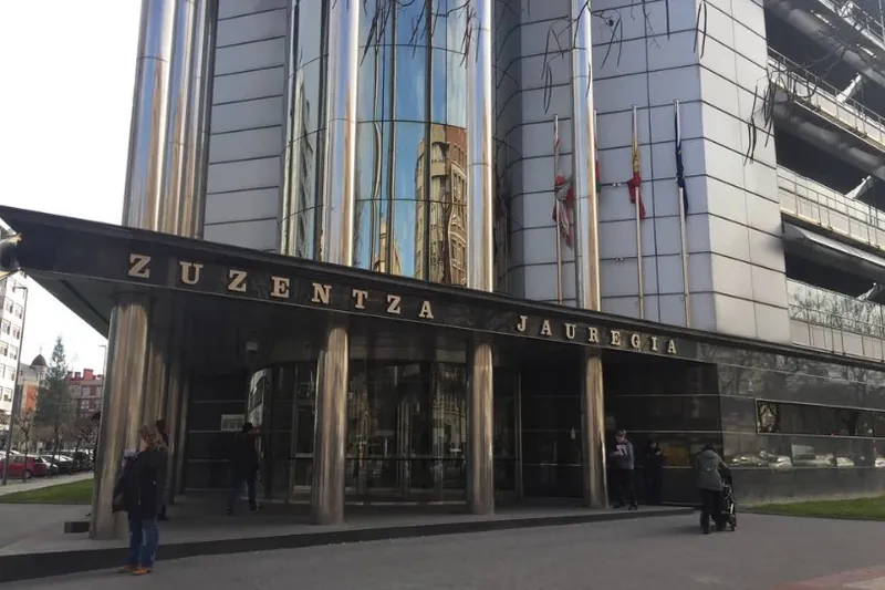 Hemezortzi hilabeteko zigorra eskatzen dute gazte batentzat, Gasteizen PPko kide bati erasotzea leporatuta