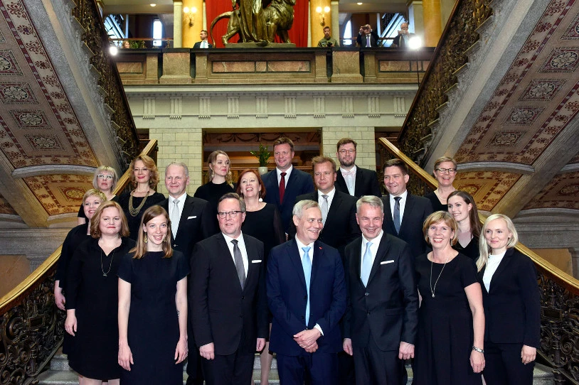 Ikur komunistak debekatzea ari da aztertzen Finlandiako Gobernua