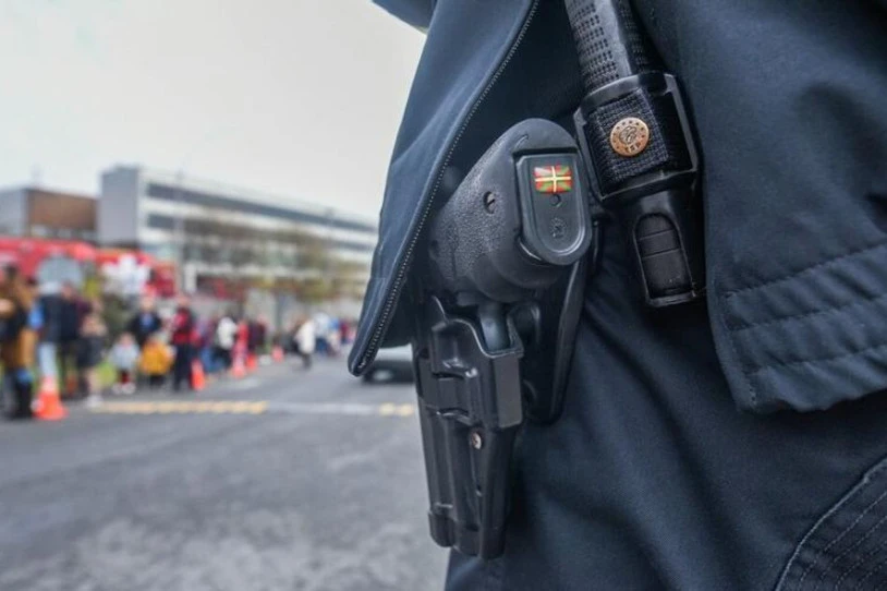 Tokiko polizia-indar guztiak pistola eramatera behartuko ditu Jaurlaritzak