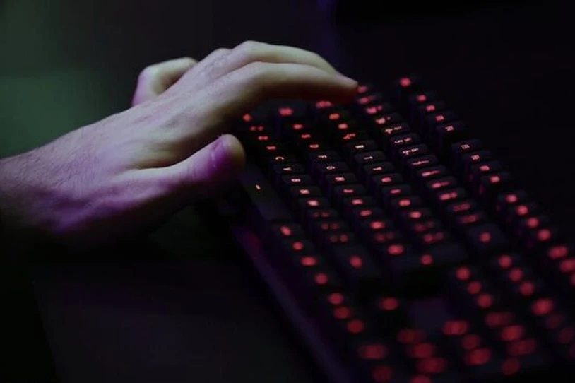 Pornografia pedofiloarekin trafikatzen duen gazte bat atzeman dute Donostian