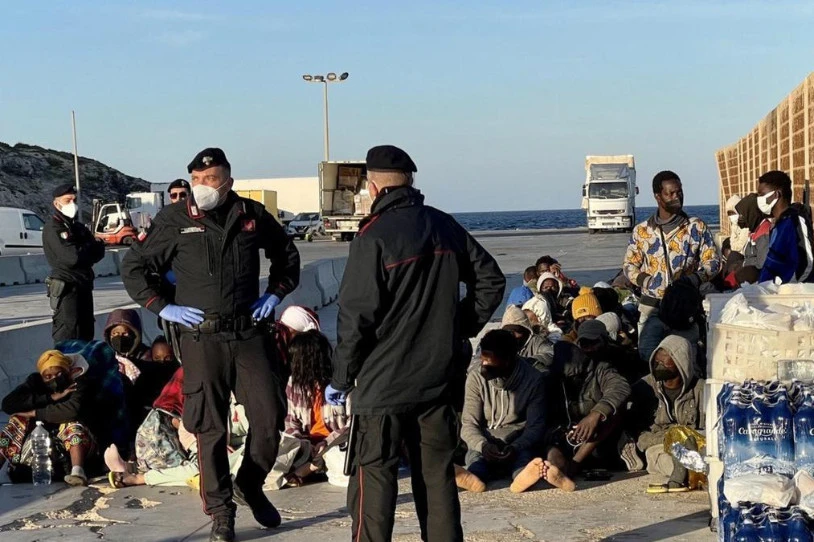 Adinari buruz egia esaten ez duten pertsona migratzaileak kanporatuko dituzte Italiatik