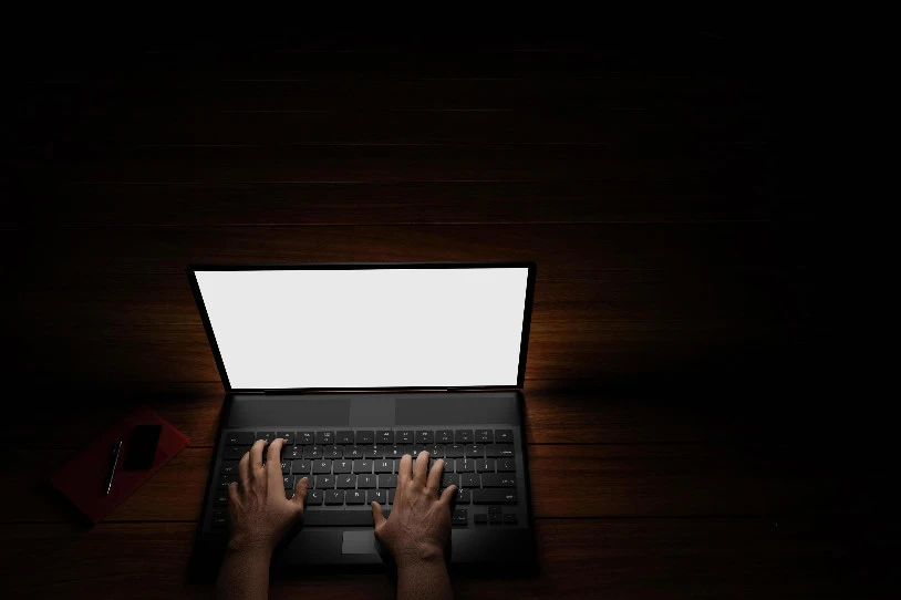 Pornografia pedofiloa partekatzen duen gizon bat atzeman dute Zarautzen