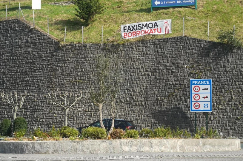 Eskuorri faxista bat ibili dira banatzen Baionan