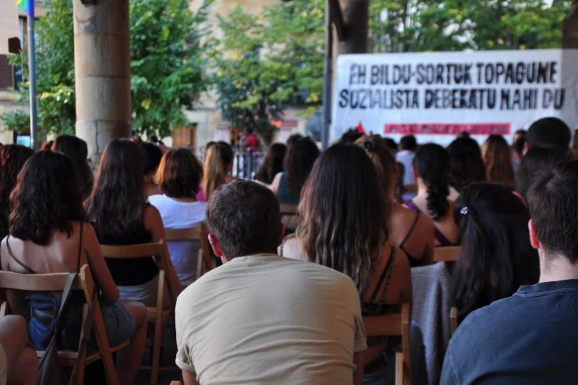 Gazte Topagune Sozialista aurkezten ari dira Euskal Herriko hamaika txokotan