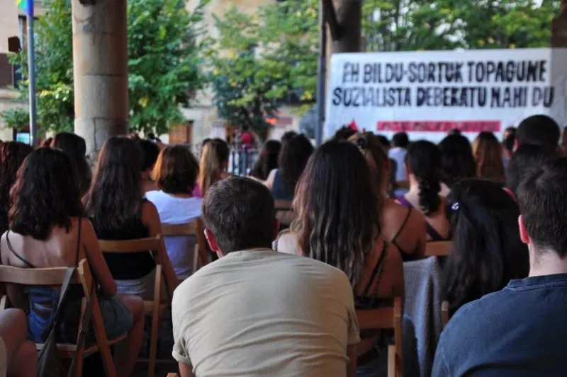 Gazte Topagune Sozialista aurkezten ari dira Euskal Herriko hamaika txokotan