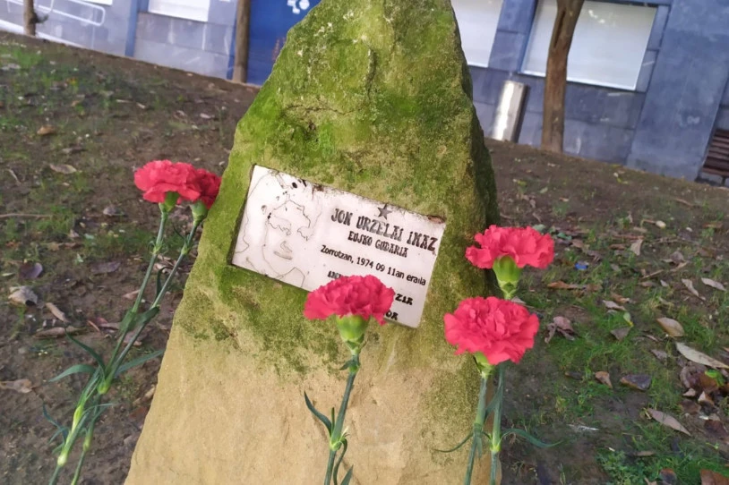 Ion Urzelaien omenezko oroitarria kendu du Bilboko Udalak