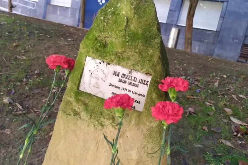 Ion Urzelaien omenezko oroitarria kendu du Bilboko Udalak