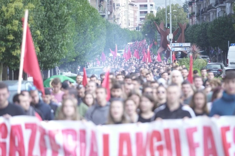 Gazteria langilea, lehen lerroan Estatu Sozialistaren eraikuntzan