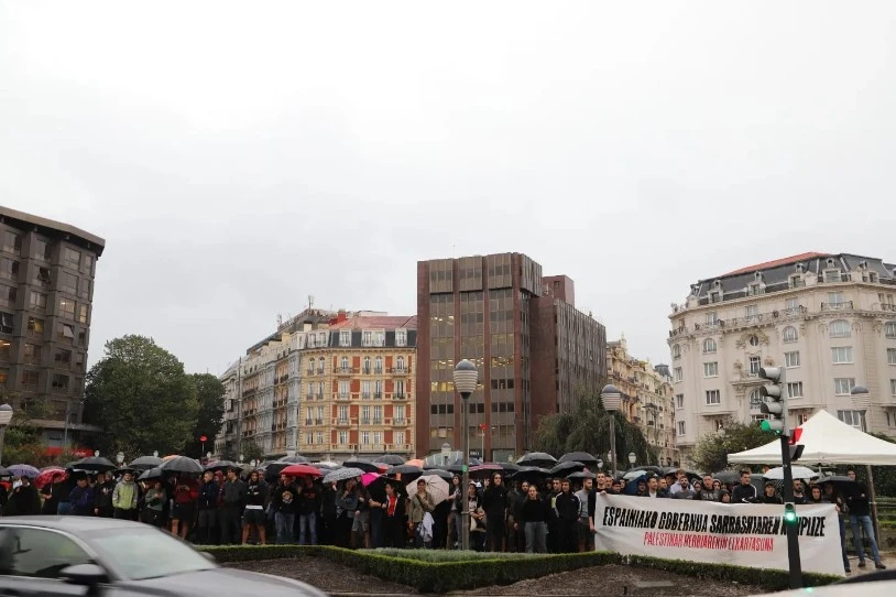 Espainiako Gobernua "Israel egiten ari den politika kriminalaren konplizetzat" jo du GKSk, Bilbon egindako mobilizazioan