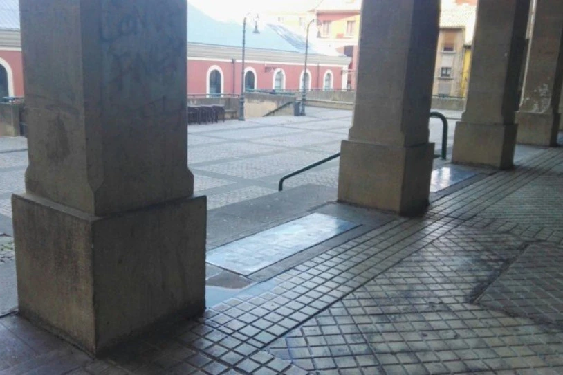 Lau emakumeri eraso die gizon batek Iruñean