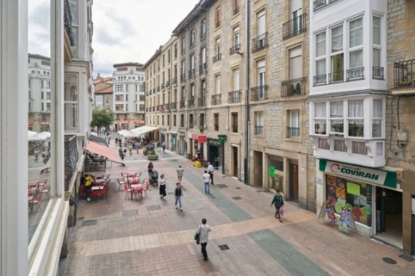 Gasteizen, emakume bat bortxatu du bere bikotekideak