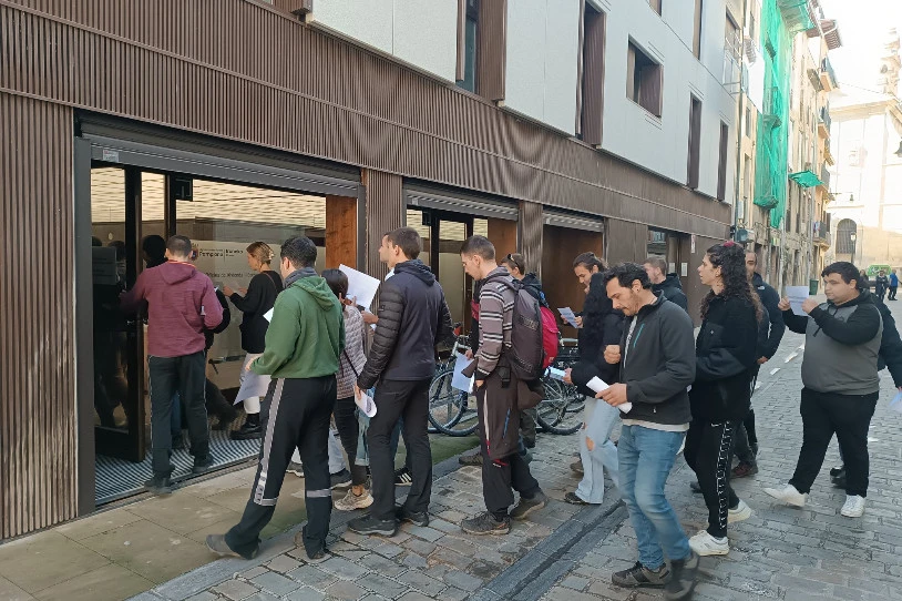 Iruñeko langile kontrolpeko etxebizitza blokea isilpean hustu nahi dutela salatu dute PCH-IBren egoitzan