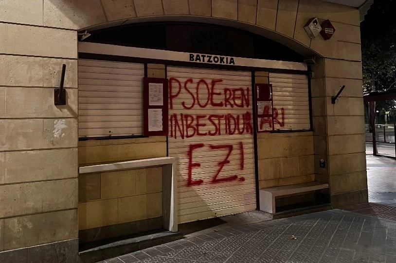 PSOE eta bere inbestidura babestu duten hainbat alderdi seinalatu dituzte Euskal Herrian