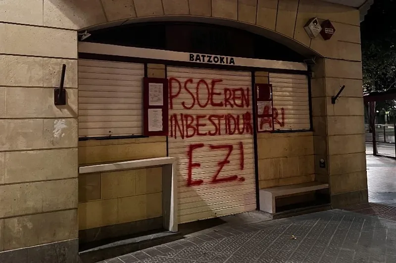 PSOE eta bere inbestidura babestu duten hainbat alderdi seinalatu dituzte Euskal Herrian