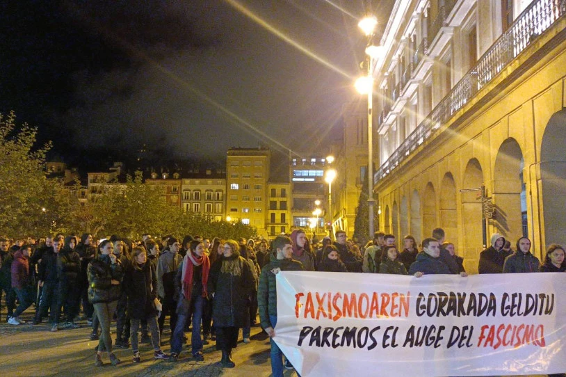 Faxistek deitutako protesta bati aurre egin diote Iruñean