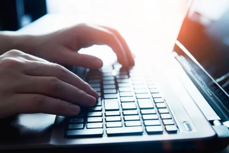 Pornografia pedofiloa izateagatik eta partekatzeagatik, gizon bat atxilotu zuten urrian Gasteizen