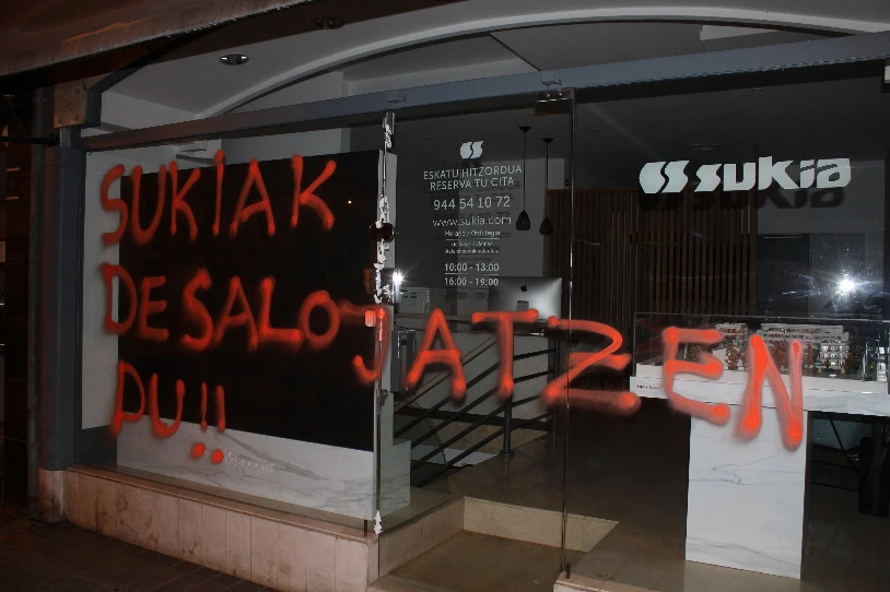 Sukia enpresak Donostiako Zentro Sozialista hustu nahi duela salatu dute