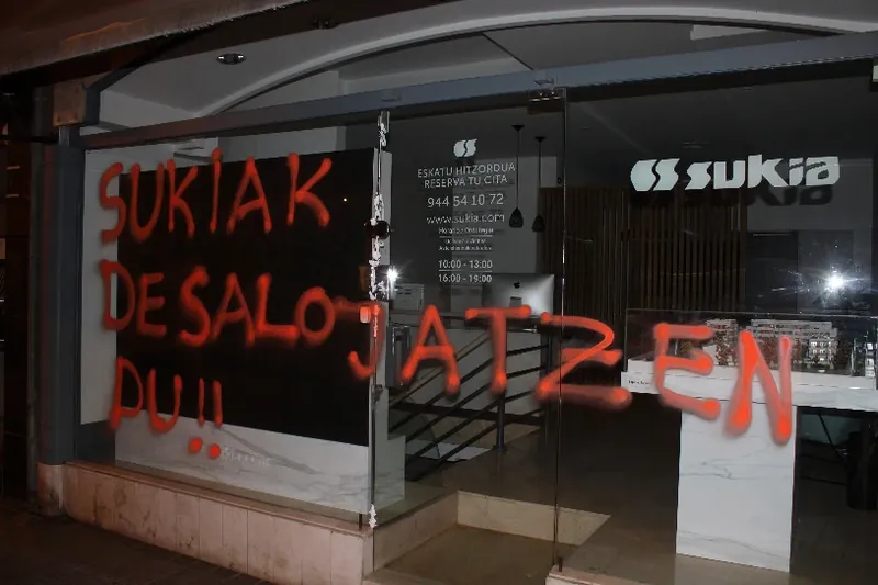 Sukia enpresak Donostiako Zentro Sozialista hustu nahi duela salatu dute