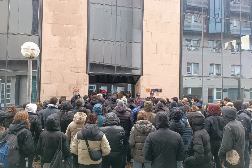Sukiaren egoitza nagusian egin dute protesta, Donostiako Zentro Sozialistaren hustearen kontra