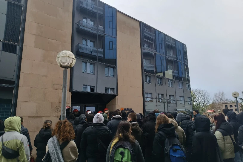 Ostiralean, epaitegi aurrean elkarretaratuko dira Donostiako Zentro Sozialistaren hustearen kontra