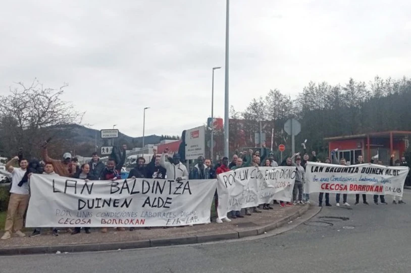 Greban daude Eroskiren Elorrioko biltegiko langileak
