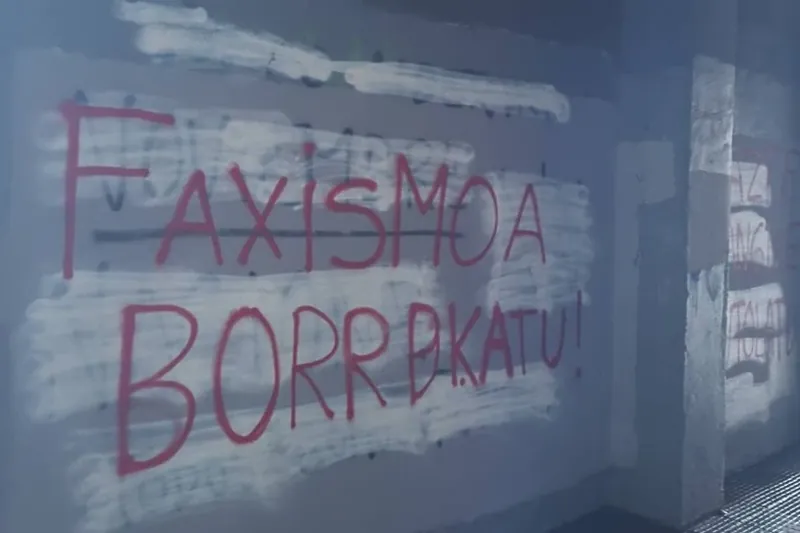 Erandion agertu diren margoketa faxistak ezabatu dituzte