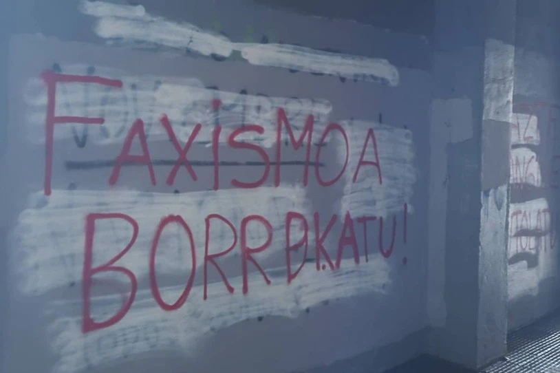 Erandion agertu diren margoketa faxistak ezabatu dituzte