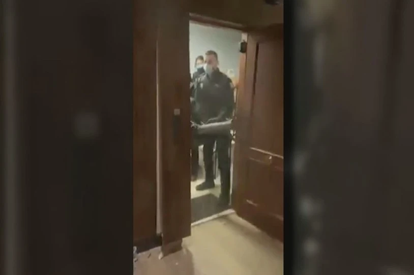 Polizia agindu judizialik gabe etxe batera sartzea ez da zigortzeko modukoa, Madrilgo epaimahai batek ebatzi duenez