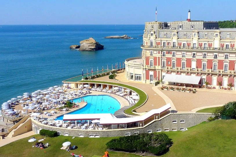 Langile bat biluztu eta lotu zuten abenduan Miarritzeko Hotel du Palaisen