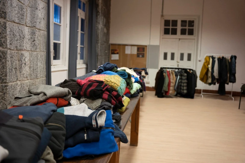 Hotzari aurre egiteko materiala bildu dute Azpeitiko Esklabak Zentro Sozialistan