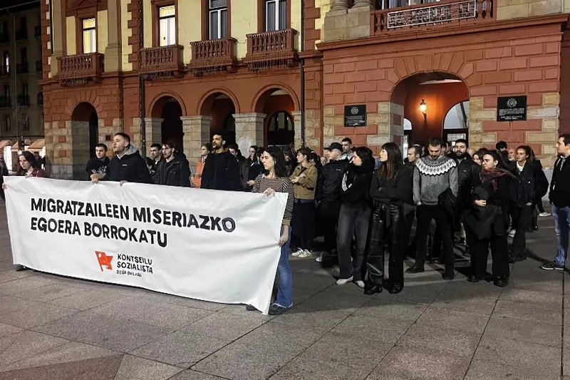 Pertsona migratuen miseriazko egoera borrokatzera deitu dute Eibarren