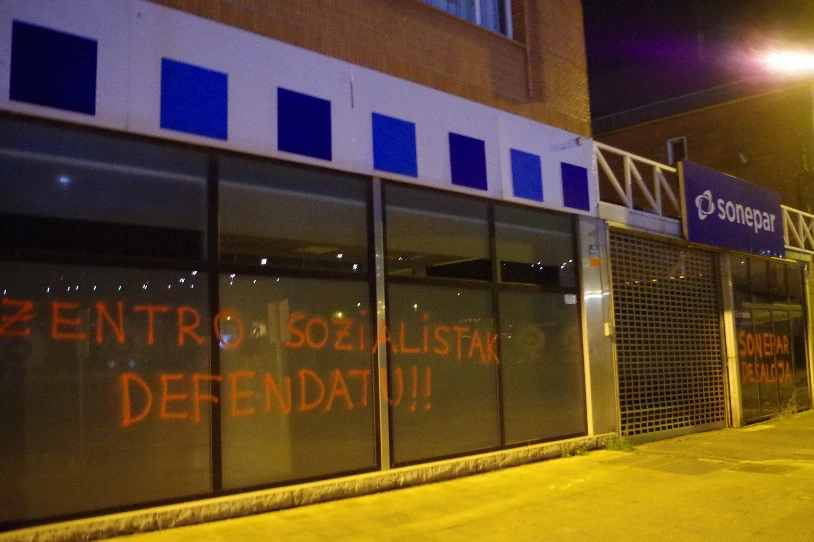Sonepar enpresaren hainbat egoitza markatu dituzte, Goierriko Zentro Sozialistaren defentsan