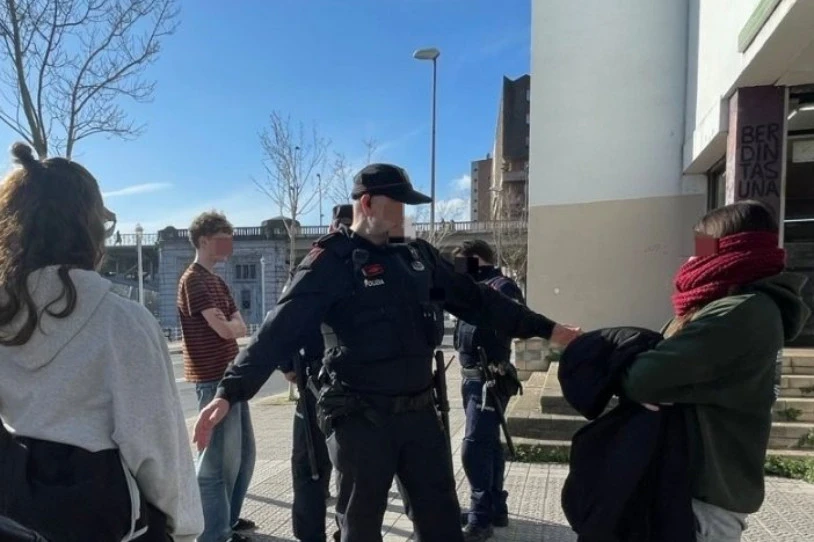 Ertzaintzak ikasleak jazarri ditu Bilboko Botikazar institutuan eta Ibaetako campusean