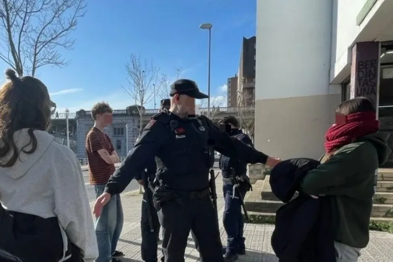 Ertzaintzak ikasleak jazarri ditu Bilboko Botikazar institutuan eta Ibaetako campusean