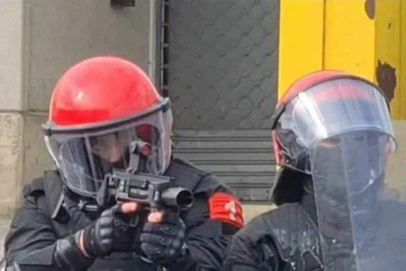 Poliziak suzko armekin baino heriotza gehiago eragiten ditu arma "ez-hilgarriak" erabiltzean