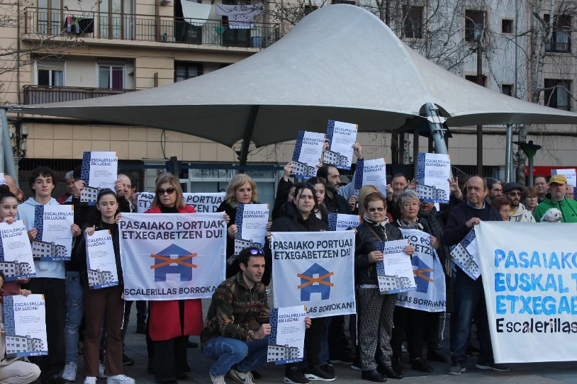 Trintxerpeko Escalerillaseko etxegabetze masiboaren kontra, borrokan ari dira bizilagunak eta Oarsoaldeko Etxebizitza Sindikatua