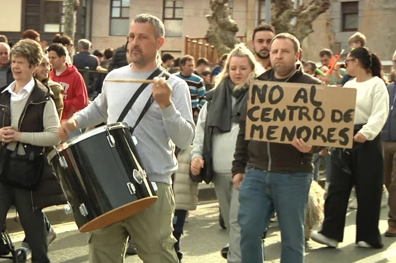 Adin txikiko pertsonentzako zentro baten kontra mobilizatu dira Sopuertan