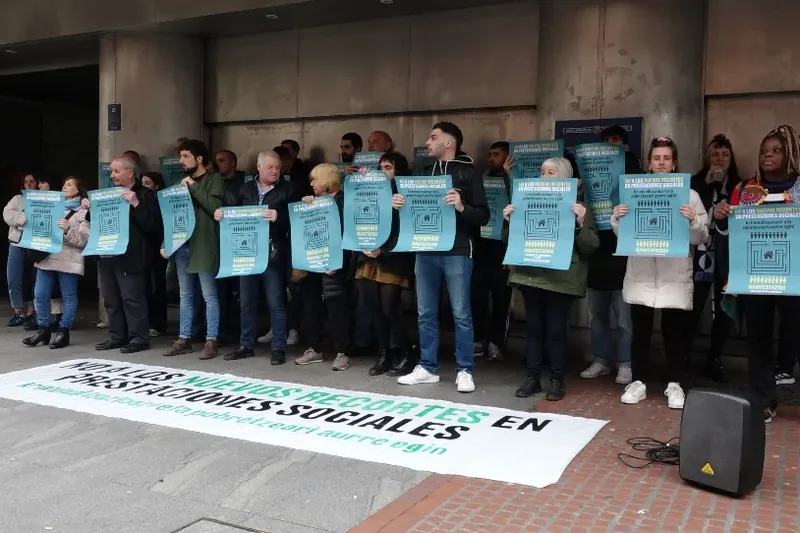 Larunbatean Bilbon mobilizatzera deitu dute dozenaka kolektibok, prestazio sozialetako murrizketen kontra