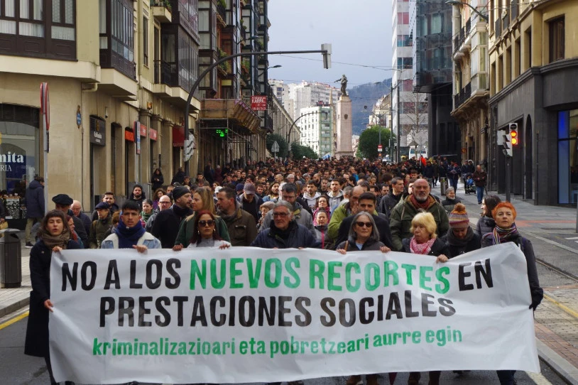 Prestazio sozialetan izaten ari diren murrizketen kontra mobilizatu dira Bilbon