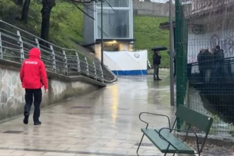 Langile bat hil da Arrasaten, kutxatila baten barruan lanean ari zela