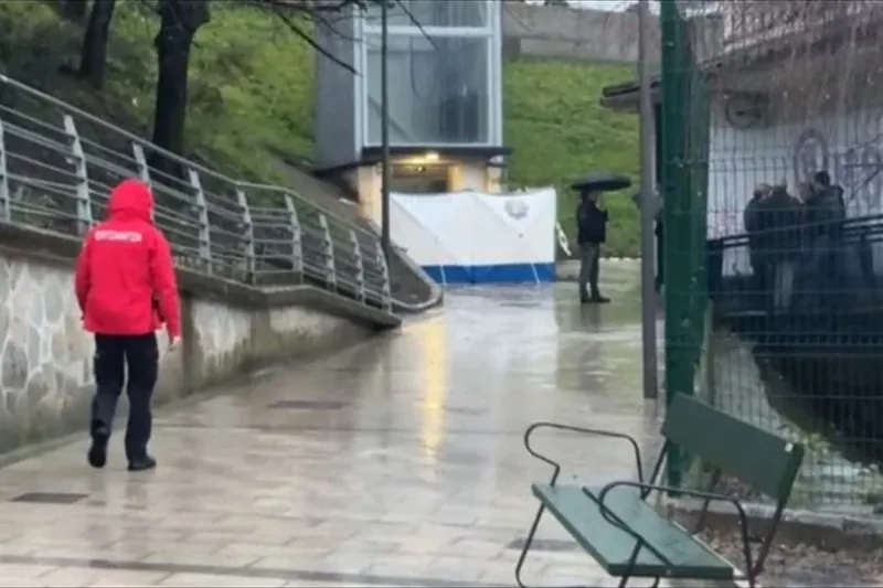 Langile bat hil da Arrasaten, kutxatila baten barruan lanean ari zela