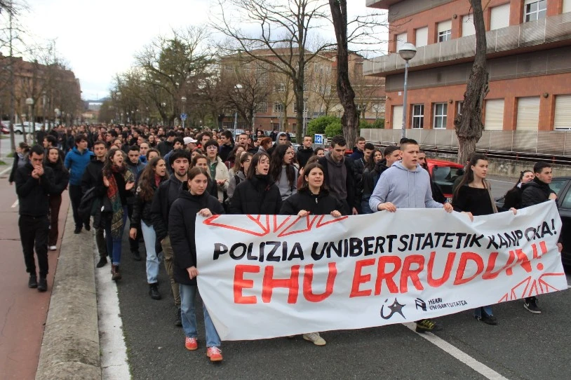 Polizia unibertsitatetik kanporatzeko deia egin dute berriz Gasteizen