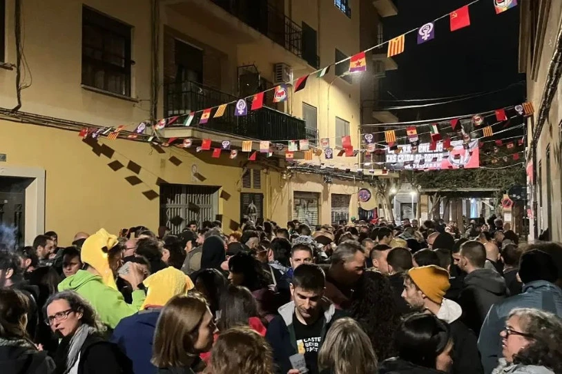Faxista talde batek Castellóko zentro sozial batean zeuden pertsonei eraso die