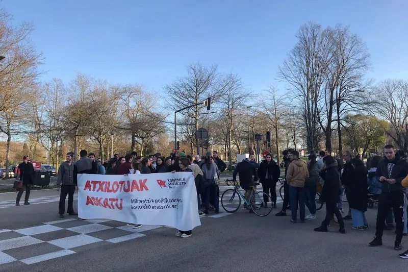 Gaua polizia-etxean igaro dute atzo Lapurdin atxiloturiko bost gaztek