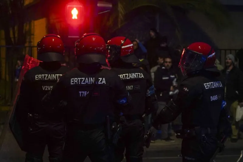 Hiru pertsona zauritu zituen Ertzaintzak Donostian, Realaren partidaren aurretik