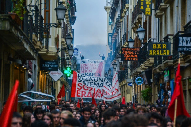 Greba egin dute milaka ikaslek, negozioen eta inposizioen hezkuntzaren kontra